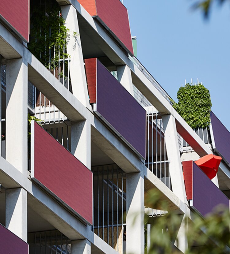 Fundermax Balkon Wohnhausanlage aus Max Compact Exterior in den Dekoren 0160 und 0168 sowie der Oberfläche NT