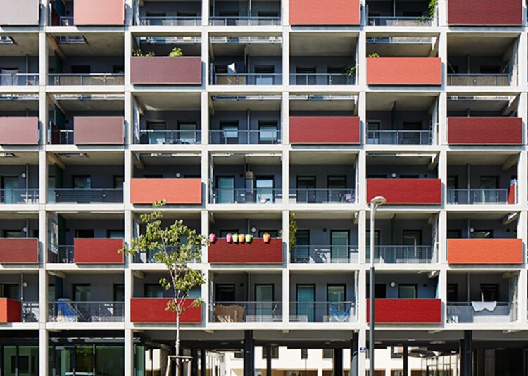 Fundermax Balkon Wohnhausanlage aus Max Compact Exterior in den Dekoren 0160 und 0168 sowie der Oberfläche NT