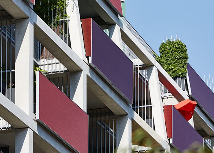 Fundermax Balkon Wohnhausanlage aus Max Compact Exterior in den Dekoren 0160 und 0168 sowie der Oberfläche NT