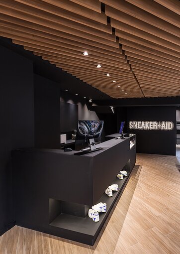 Fundermax Inneneinrichtung Sneakers Shop aus Max Compact Interior und Max Schichtstoffplatten im Dekor 0080 sowie den Dekoren SX und AP