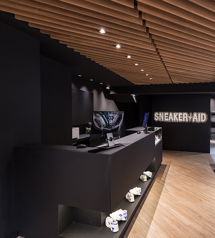 Fundermax Inneneinrichtung Sneakers Shop aus Max Compact Interior und Max Schichtstoffplatten im Dekor 0080 sowie den Dekoren SX und AP