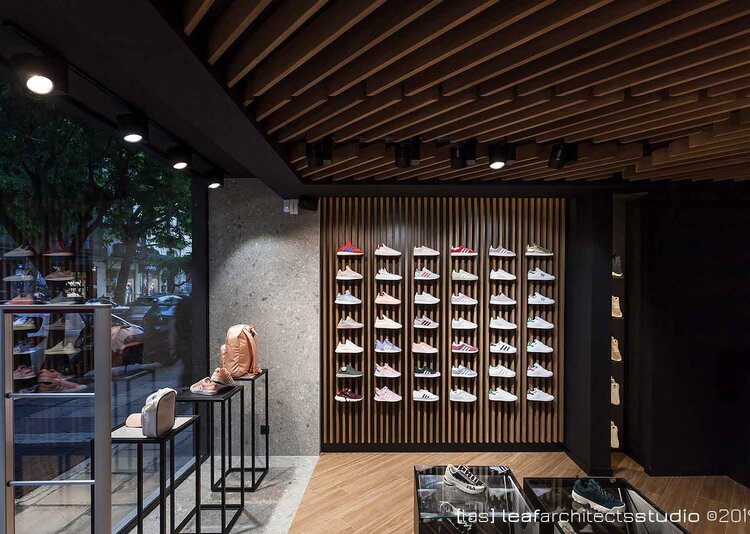 Fundermax Inneneinrichtung Sneakers Shop aus Max Compact Interior und Max Schichtstoffplatten im Dekor 0080 sowie den Dekoren SX und AP