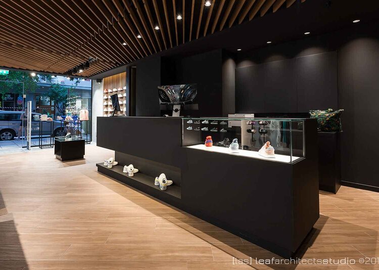 Fundermax Inneneinrichtung Sneakers Shop aus Max Compact Interior und Max Schichtstoffplatten im Dekor 0080 sowie den Dekoren SX und AP