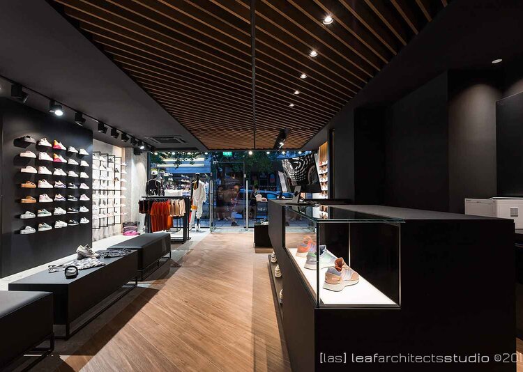 Fundermax Inneneinrichtung Sneakers Shop aus Max Compact Interior und Max Schichtstoffplatten im Dekor 0080 sowie den Dekoren SX und AP