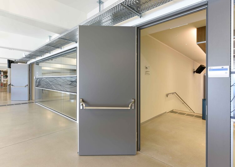 Fundermax Türen in Universität aus Star Favorit und Max Schichtstoffplatte im Dekor 0755 sowie der Oberfläche FH 