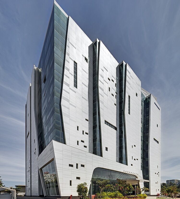 Fundermax Fassade Bürogebäude aus Max Compact Exterior im Dekor 0085 sowie in den Oberflächen NG und NT