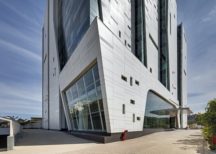 Fundermax Fassade Bürogebäude aus Max Compact Exterior im Dekor 0085 sowie in den Oberflächen NG und NT