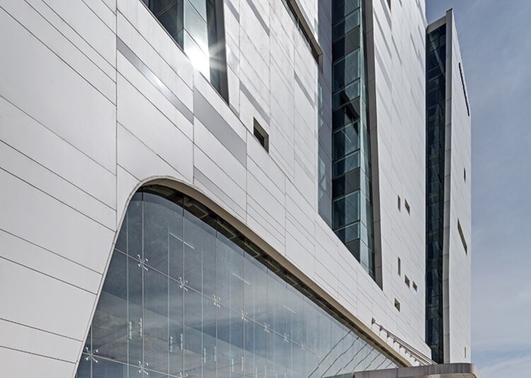 Fundermax Fassade Bürogebäude aus Max Compact Exterior im Dekor 0085 sowie in den Oberflächen NG und NT