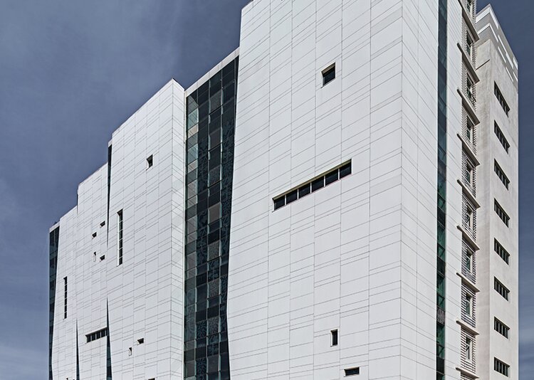 Fundermax Fassade Bürogebäude aus Max Compact Exterior im Dekor 0085 sowie in den Oberflächen NG und NT