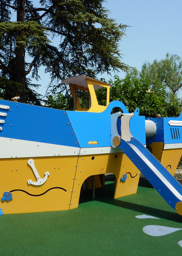 Fundermax Spielplatz mit Schiff in Max Compact Exterior in den Dekoren 0085, 0736, 0074 und 0717 sowie der Oberfläche NT