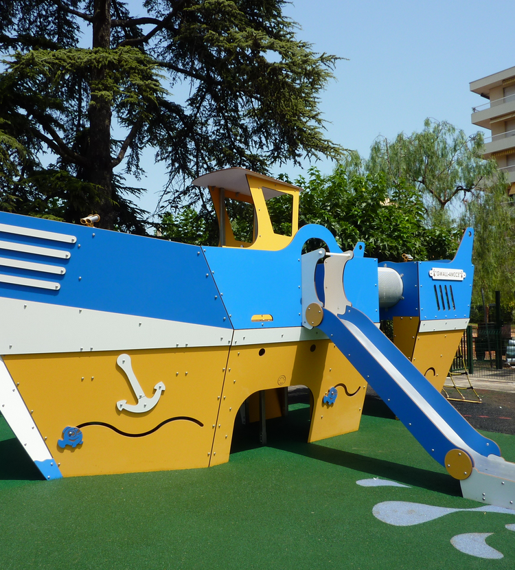 Fundermax Spielplatz mit Schiff in Max Compact Exterior in den Dekoren 0085, 0736, 0074 und 0717 sowie der Oberfläche NT