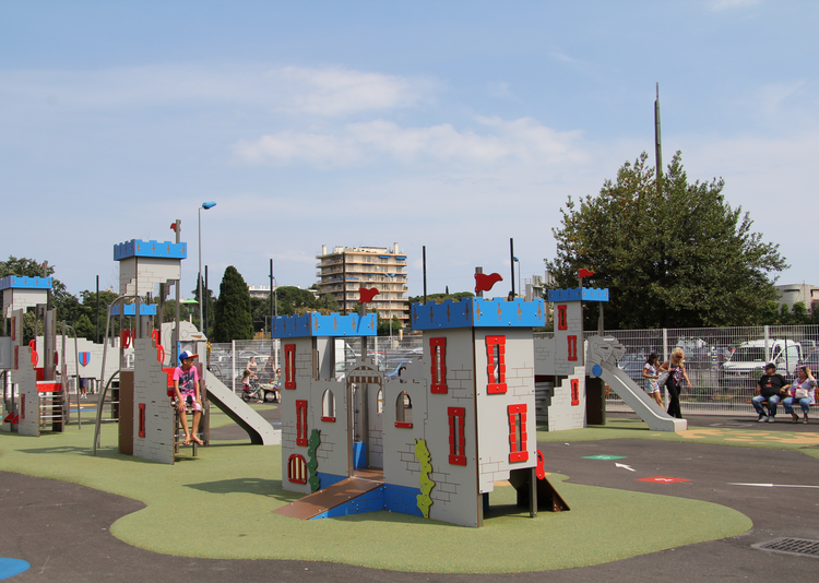 Fundermax Spielplatz mit Schiff in Max Compact Exterior in den Dekoren 0085, 0736, 0074 und 0717 sowie der Oberfläche NT