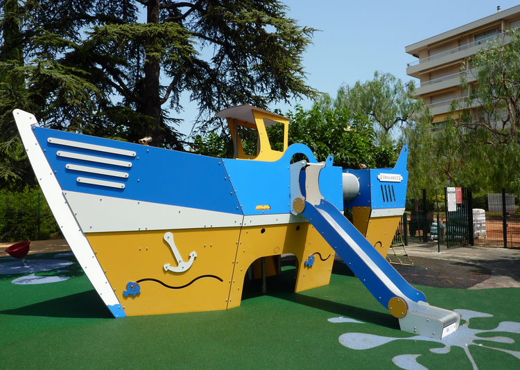 Fundermax Spielplatz mit Schiff in Max Compact Exterior in den Dekoren 0085, 0736, 0074 und 0717 sowie der Oberfläche NT