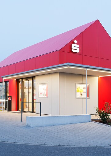 Fundermax Fassade Bank Beratungscenter aus Max Compact Exterior im Dekor 0674 sowie der Oberfläche NT