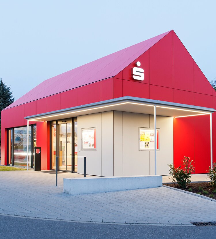 Fundermax Fassade Bank Beratungscenter aus Max Compact Exterior im Dekor 0674 sowie der Oberfläche NT