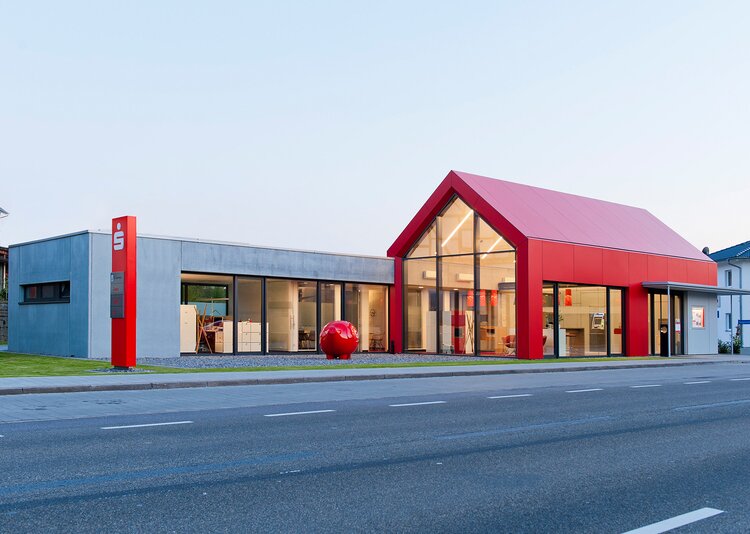 Fundermax Fassade Bank Beratungscenter aus Max Compact Exterior im Dekor 0674 sowie der Oberfläche NT