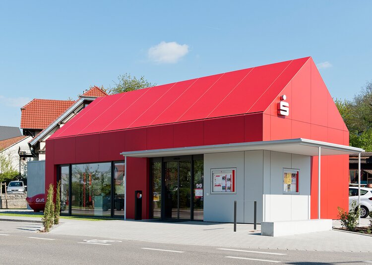 Fundermax Fassade Bank Beratungscenter aus Max Compact Exterior im Dekor 0674 sowie der Oberfläche NT