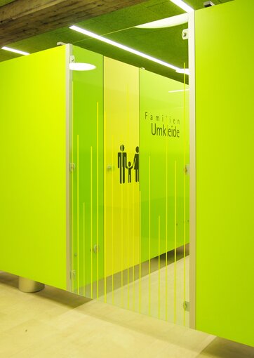 Fundermax Sportzentrum Leonberg Kabinen aus Schichtstoff HPL und Max Compact Interior in den Dekoren 0085, 0067 und 0318 sowie der Oberfläche FH