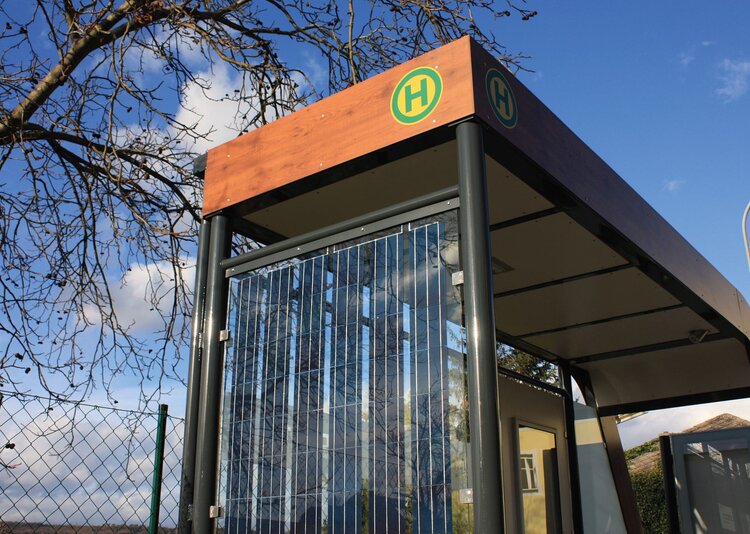 Fundermax Buswartehäuschen Melk aus Max Compact Exterior in den Dekoren 0803 und 0742 sowie in der Oberfläche NT