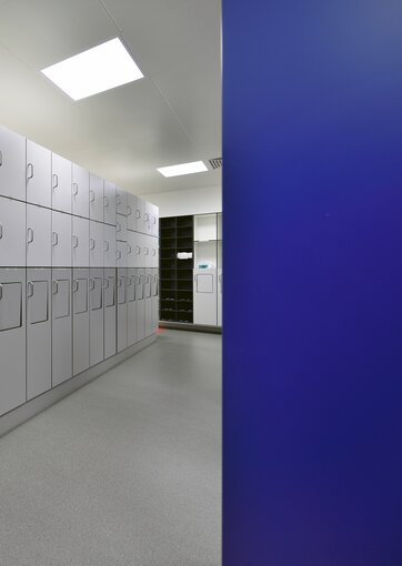 Fundermax Syntacoll Regensburg Kabinen aus Schichtstoff HPL in den Dekoren 0237, 0085, 0741, 0075 sowie der Oberfläche FH