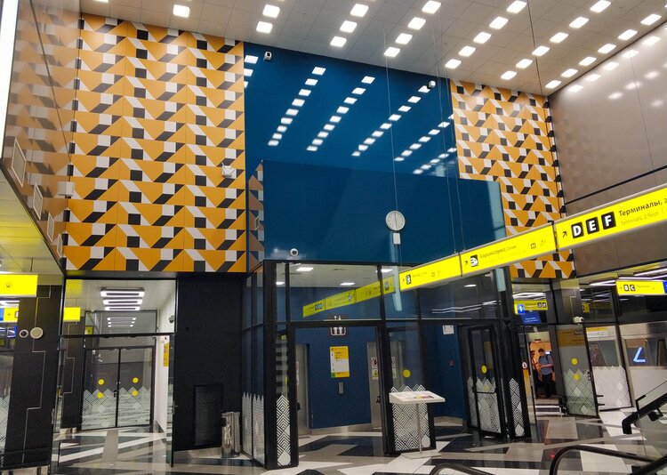 Fundermax Wandverkleidung Flughafen aus Max Compact Interior und Max Compact Exterior in den Dekoren ID, 0712, 5032, 0611 und 0689 sowie den Oberflächen FH, SG und IP