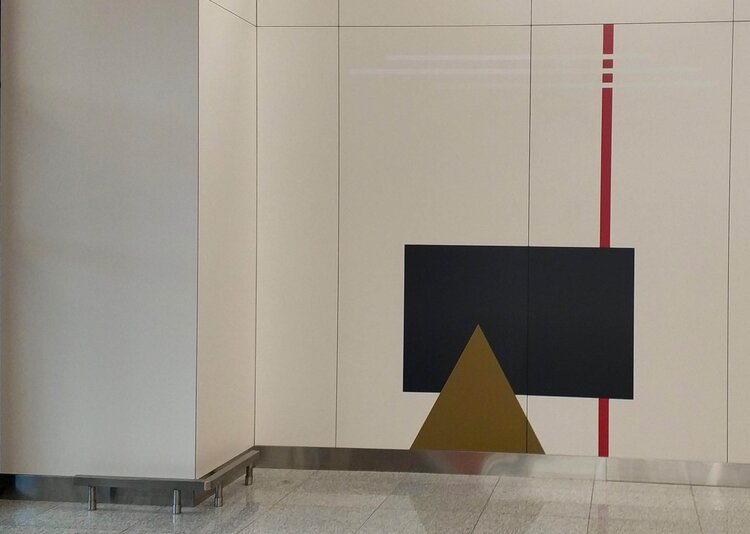 Fundermax Wandverkleidung Flughafen aus Max Compact Interior und Max Compact Exterior in den Dekoren ID, 0712, 5032, 0611 und 0689 sowie den Oberflächen FH, SG und IP