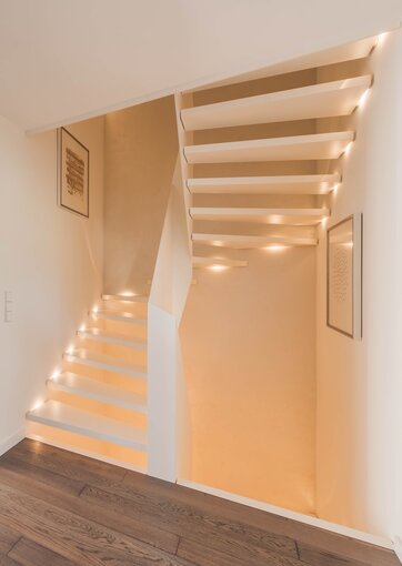 Fundermax Treppe aus Max Compact Interior und Max Schichtstoffplatte im Dekor 0085 sowie der Oberfläche FH