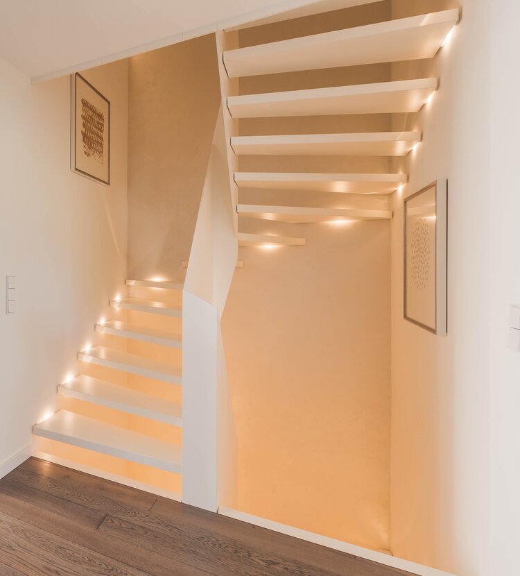 Fundermax Treppe aus Max Compact Interior und Max Schichtstoffplatte im Dekor 0085 sowie der Oberfläche FH