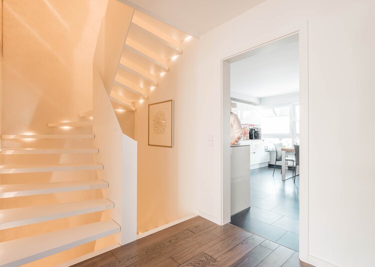 Fundermax Treppe aus Max Compact Interior und Max Schichtstoffplatte im Dekor 0085 sowie der Oberfläche FH