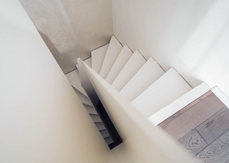 Fundermax Treppe aus Max Compact Interior und Max Schichtstoffplatte im Dekor 0085 sowie der Oberfläche FH