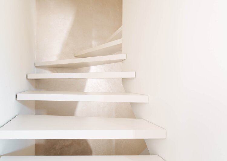 Fundermax Treppe aus Max Compact Interior und Max Schichtstoffplatte im Dekor 0085 sowie der Oberfläche FH