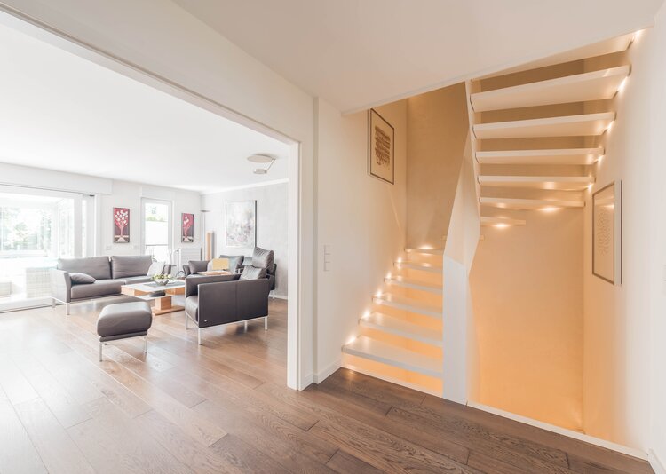 Fundermax Treppe aus Max Compact Interior und Max Schichtstoffplatte im Dekor 0085 sowie der Oberfläche FH