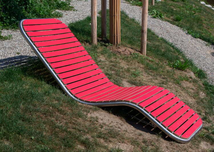 Fundermax Outdoormöbel Ufergestaltung der Erlauf aus Max Compact Exterior im Dekor 0674 sowie in den Oberflächen NT und NH