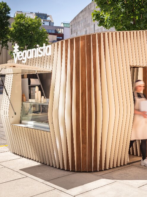 Fundermax Fassade VEGANISTA Pop Up Store im MQ aus Max Compact Exterior im Dekor 0085 und der Oberfläche NG
