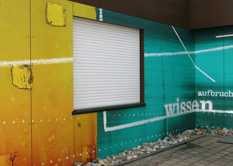 Fundermax Fassade Verwaltungsgebäude aus Max Compact Exterior im Dekor ID sowie der Oberfläche NT