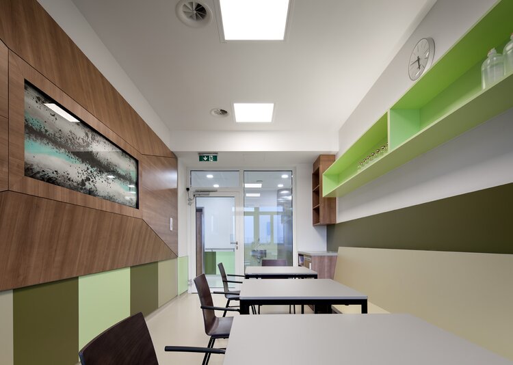 Fundermax Inneneinrichtung Wilhelminenspital aus Star Favorit, m.look Interior und Max Compact Interior in den Dekoren 0611, 0612, 0592, 0067, 0085 sowie in der Oberfläche FH