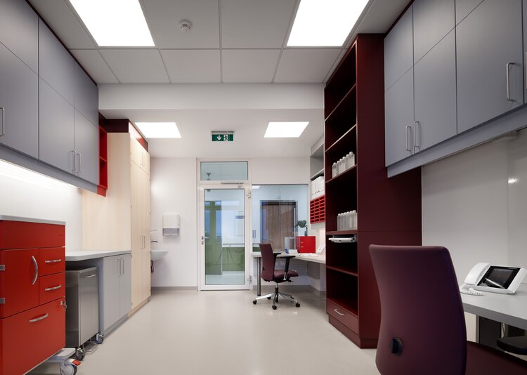Fundermax Inneneinrichtung Wilhelminenspital aus Star Favorit, m.look Interior und Max Compact Interior in den Dekoren 0611, 0612, 0592, 0067, 0085 sowie in der Oberfläche FH