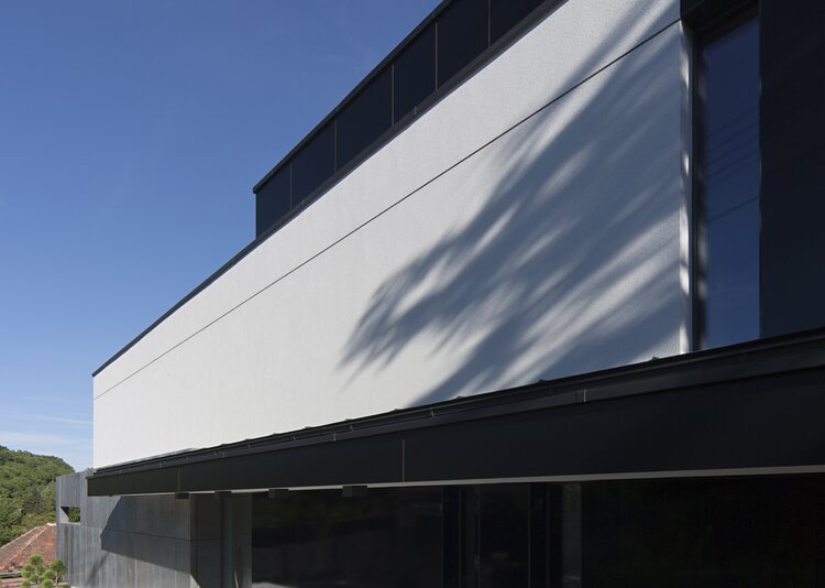 Fundermax Fassade Wohnhaus in Budapest aus Max Compact Exterior im Dekor 0080 sowie in den Oberflächen NT und NG