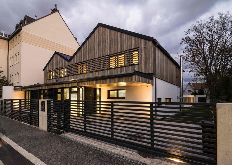 Fundermax Fassade und Inneneinrichtung Zweifamilienhaus aus Max Schichtstoffplatte in den Dekoren 0085, 0320 und M003 sowie in den Oberflächen FH, NA und SG