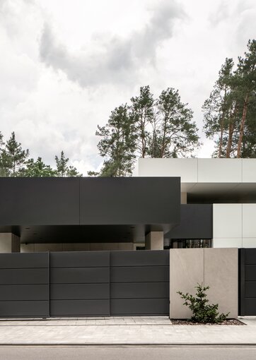 Casa contemporanea con design architettonico elegante in bianco e nero.