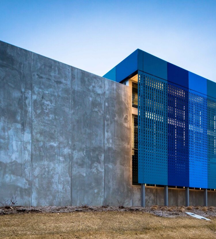 Fundermax Fassade Learning Community Center aus Max Compact Exterior in den Dekoren 0717, 0237, 0725 und 0712 sowie in der Oberfläche NT