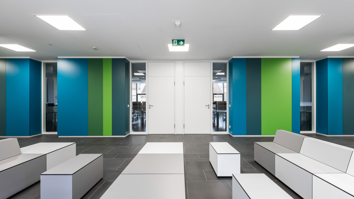 Fundermax Berufsschule Embelgasse Inneneinrichtung und Wandverkleidung aus Star Favorit und Max Compact Interior in den Dekoren 0631, 0703, 0712, 0617, 0059, 0085, 0691, 0680, 0075, 0074 in der Oberfläche FH