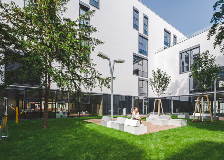 Fundermax Berufsschule Embelgasse Inneneinrichtung und Wandverkleidung aus Star Favorit und Max Compact Interior in den Dekoren 0631, 0703, 0712, 0617, 0059, 0085, 0691, 0680, 0075, 0074 in der Oberfläche FH