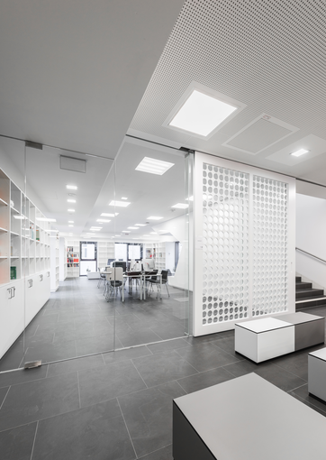 Fundermax Berufsschule Embelgasse Inneneinrichtung und Wandverkleidung aus Star Favorit und Max Compact Interior in den Dekoren 0631, 0703, 0712, 0617, 0059, 0085, 0691, 0680, 0075, 0074 in der Oberfläche FH