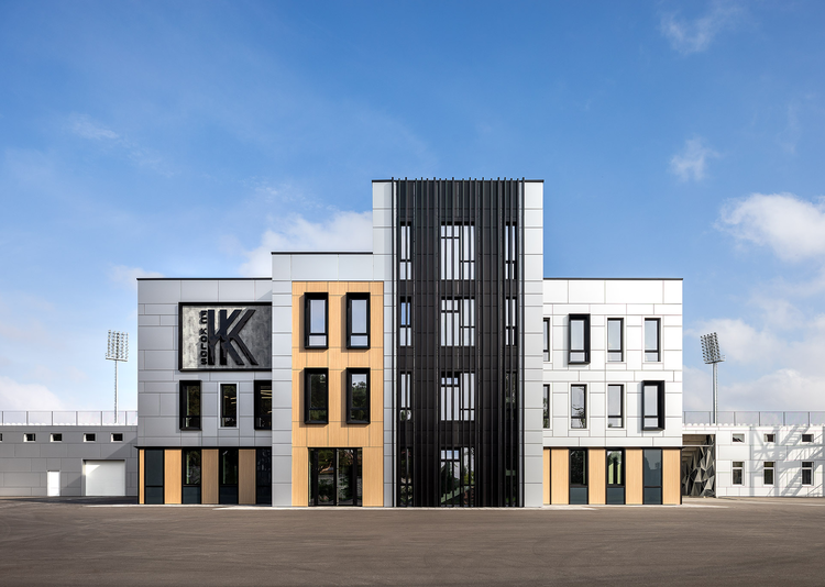 Fassade des Stadion IC Kolos mit Fundermax Max Compact Exterior Platten.