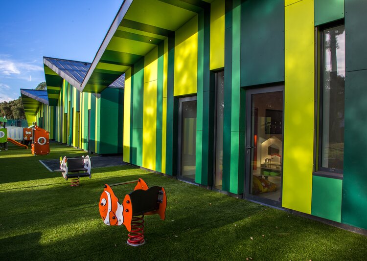 Fundermax Fassade Kindergarten aus Max Compact Exterior in den Dekoren 0591, 0725 und 0623 sowie in der Oberfläche NT