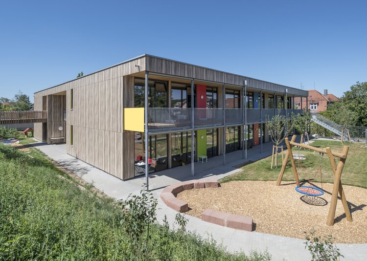 Fundermax Fassade Kindergarten aus Max Compact Exterior im Dekor 5171 sowie der Oberfläche NT
